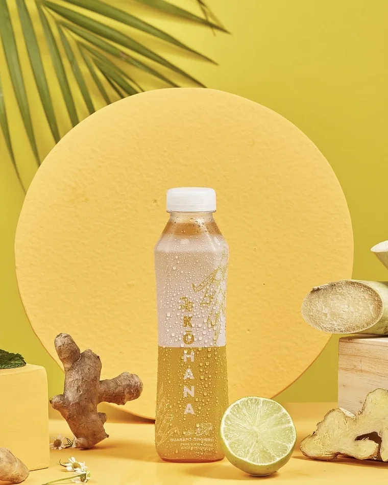Botella de jugo de caña Kōhana Jengibre, de color ámbar, el sabor picante de la línea