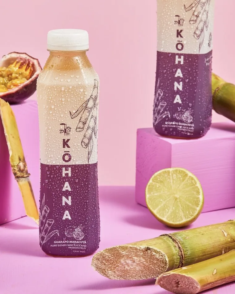 Botella de jugo de caña Kōhana Maracuyá, de color morado, el sabor más ácido y tropical
